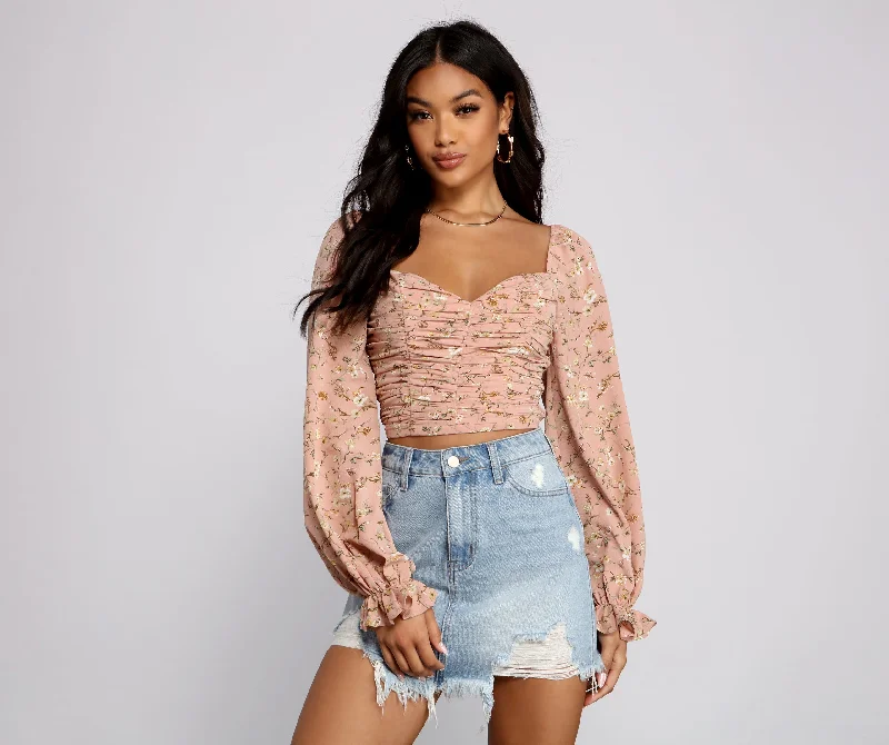 Trendy crop top for women with short sleeve and casual style-Falling For Florals Puff Sleeve Crop Top