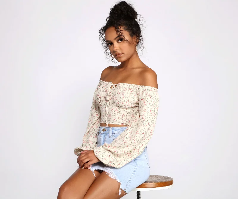 Cropped hoodie for women with adjustable drawstrings and oversized design-Feeling Flirty In Florals Crop Top