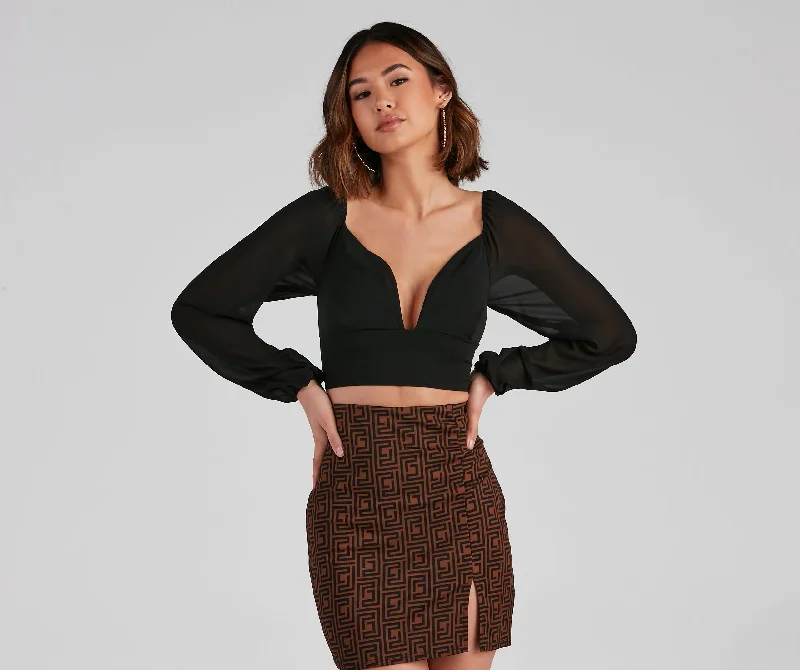 Fashionable crop top for women with bold graphic print and edgy vibe-Chic Simplicity Chiffon Crop Top